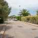 ...che ci introduce in unarea caratterizzata da verde e piccoli negozietti